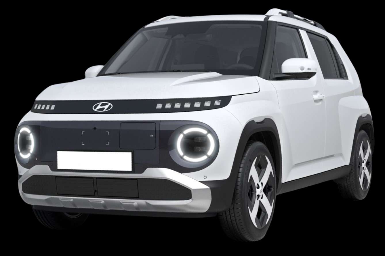 Schräge Frontansicht auf einen Hyundai Inster, freigestellt
