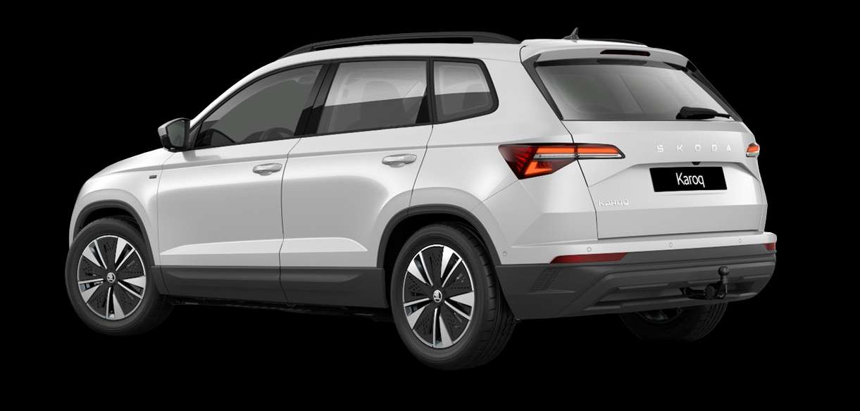 Schräge Heckansicht auf einen Skoda Karoq, freigestellt