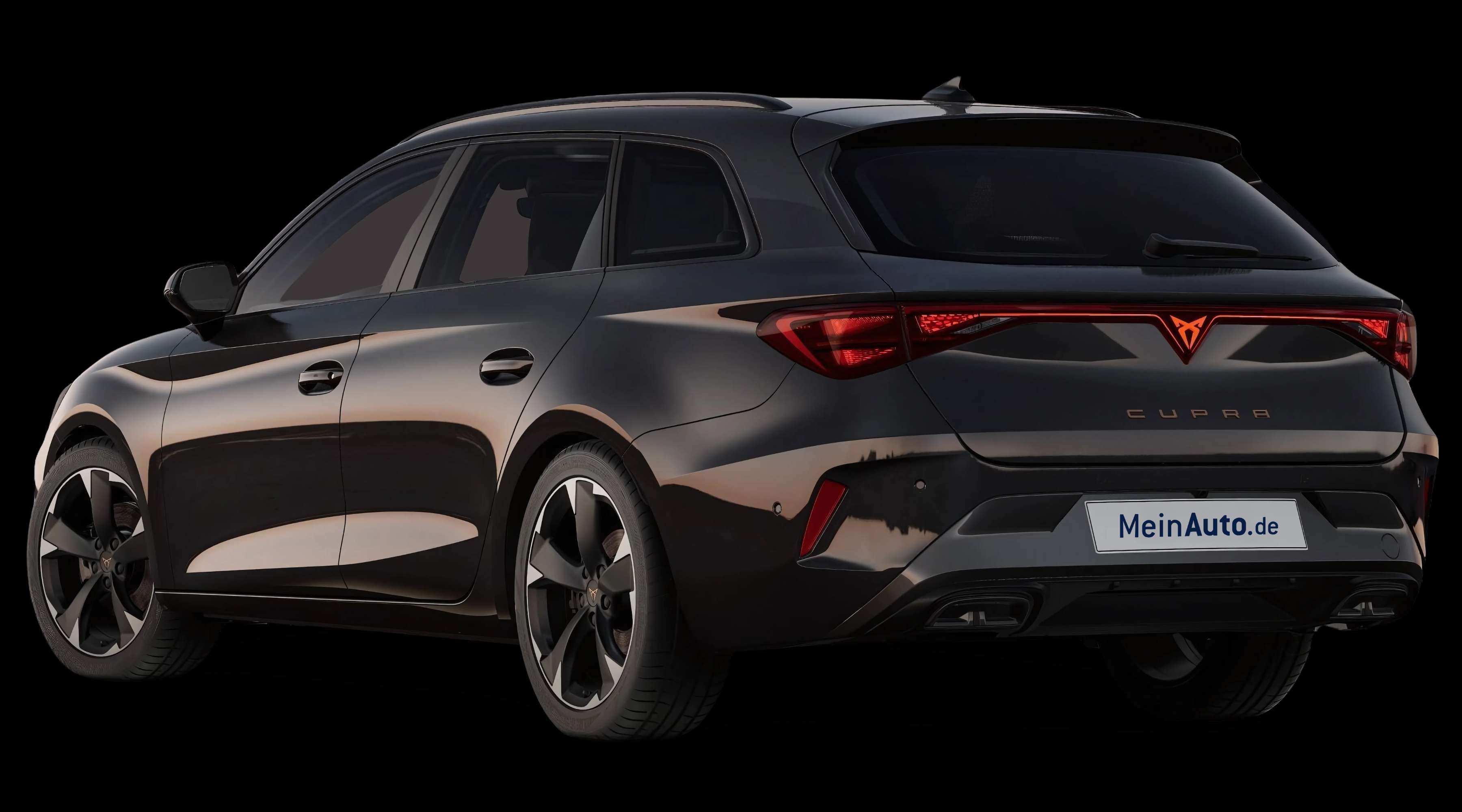 Schräge Heckansicht auf einen CUPRA Leon, freigestellt