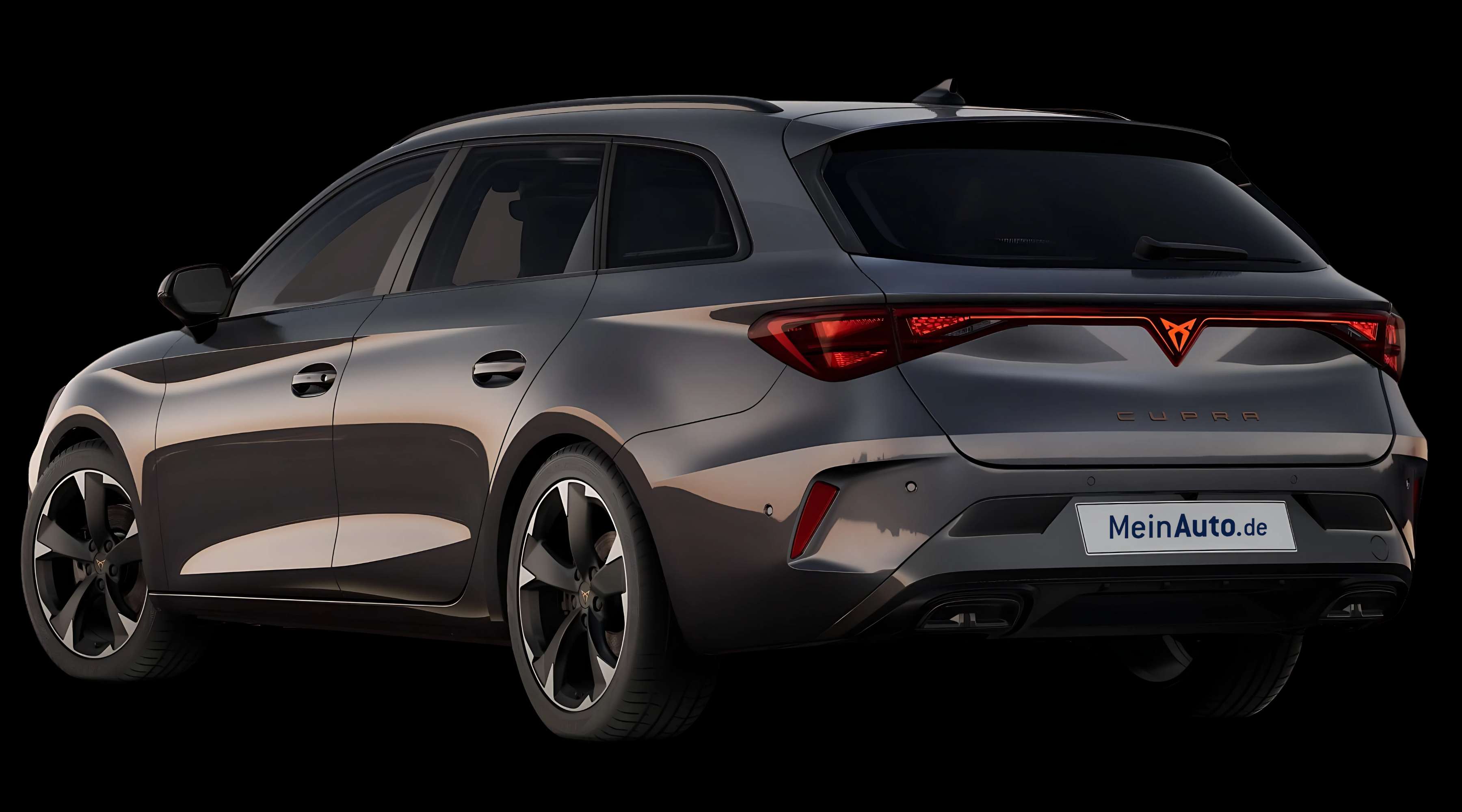 Schräge Heckansicht auf einen CUPRA Leon, freigestellt