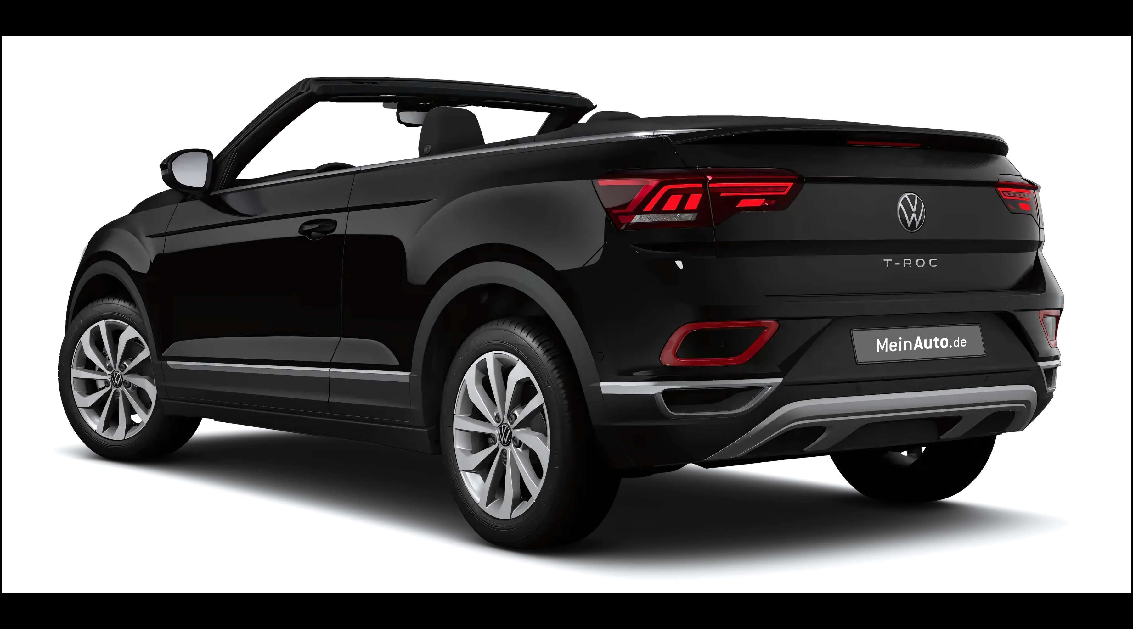Schräge Heckansicht auf einen Volkswagen T-Roc, freigestellt