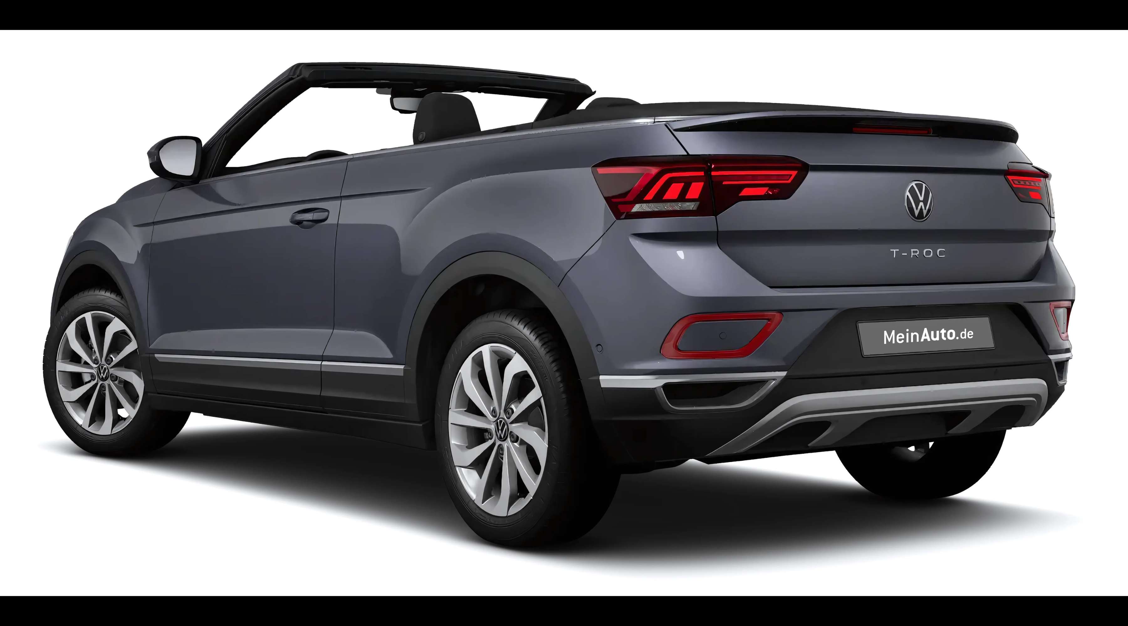 Schräge Heckansicht auf einen Volkswagen T-Roc, freigestellt