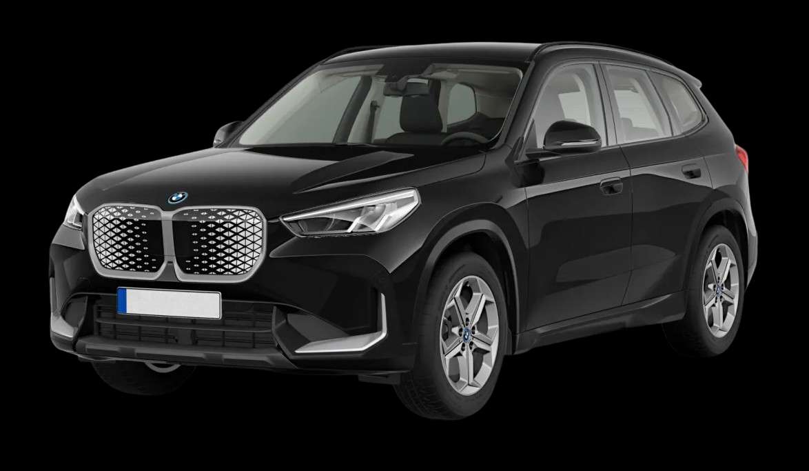 Schräge Frontansicht auf einen BMW iX1, freigestellt