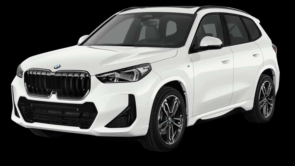 Schräge Frontansicht auf einen BMW iX1, freigestellt