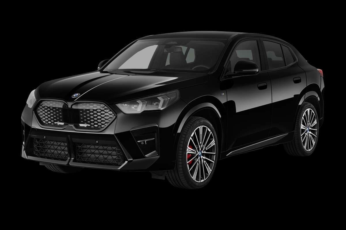 Schräge Frontansicht auf einen BMW ix2, freigestellt