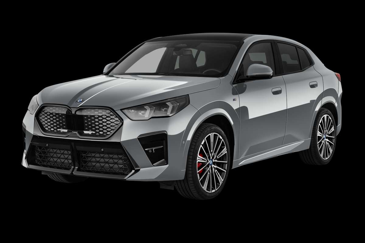 Schräge Frontansicht auf einen BMW ix2, freigestellt