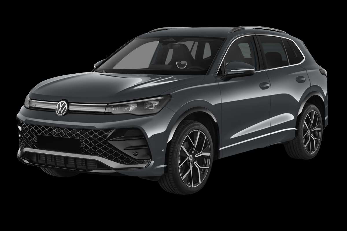 Schräge Frontansicht auf einen Volkswagen Tiguan, freigestellt