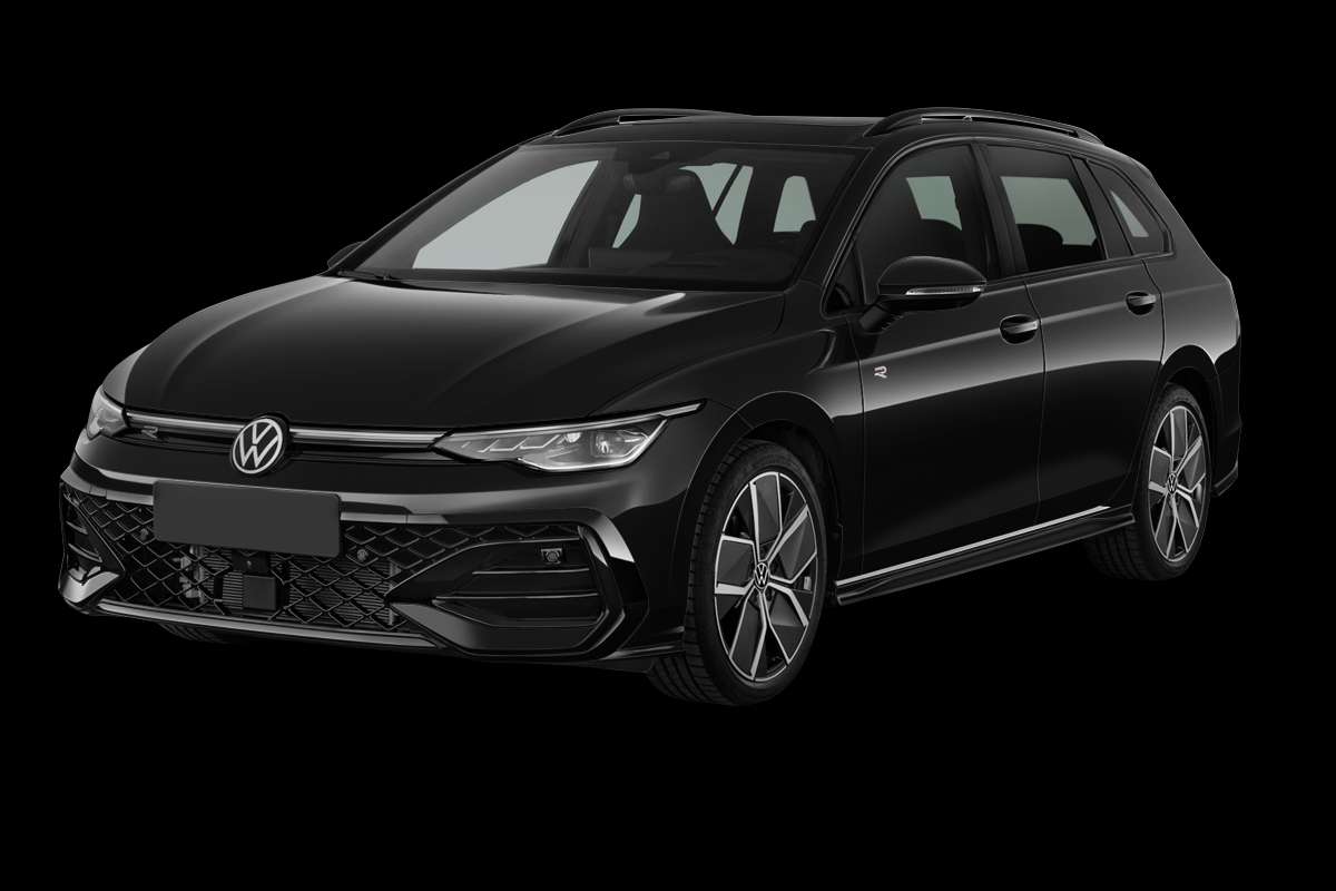 Schräge Frontansicht auf einen Volkswagen Golf, freigestellt
