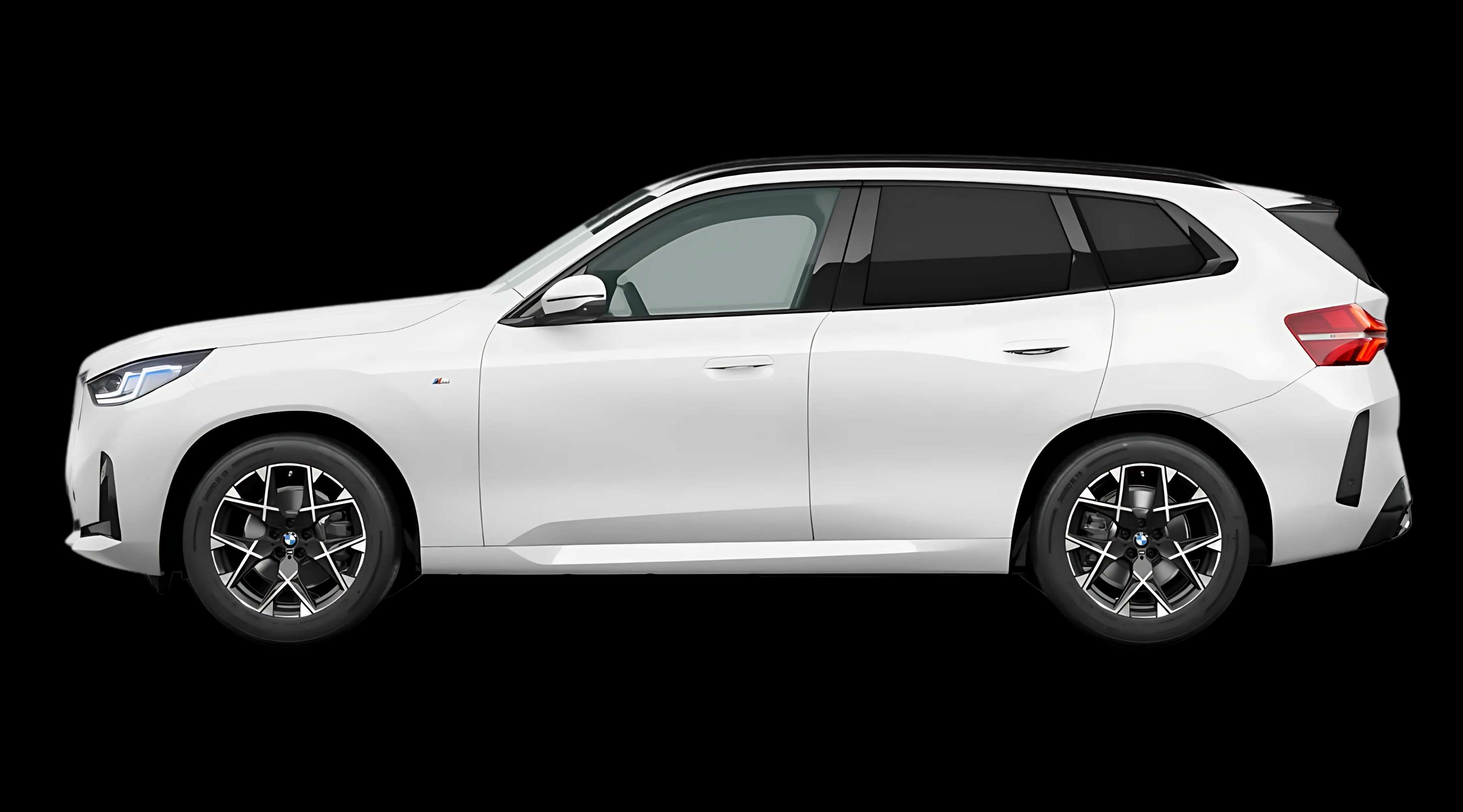 Schräge Heckansicht auf einen BMW X3, freigestellt