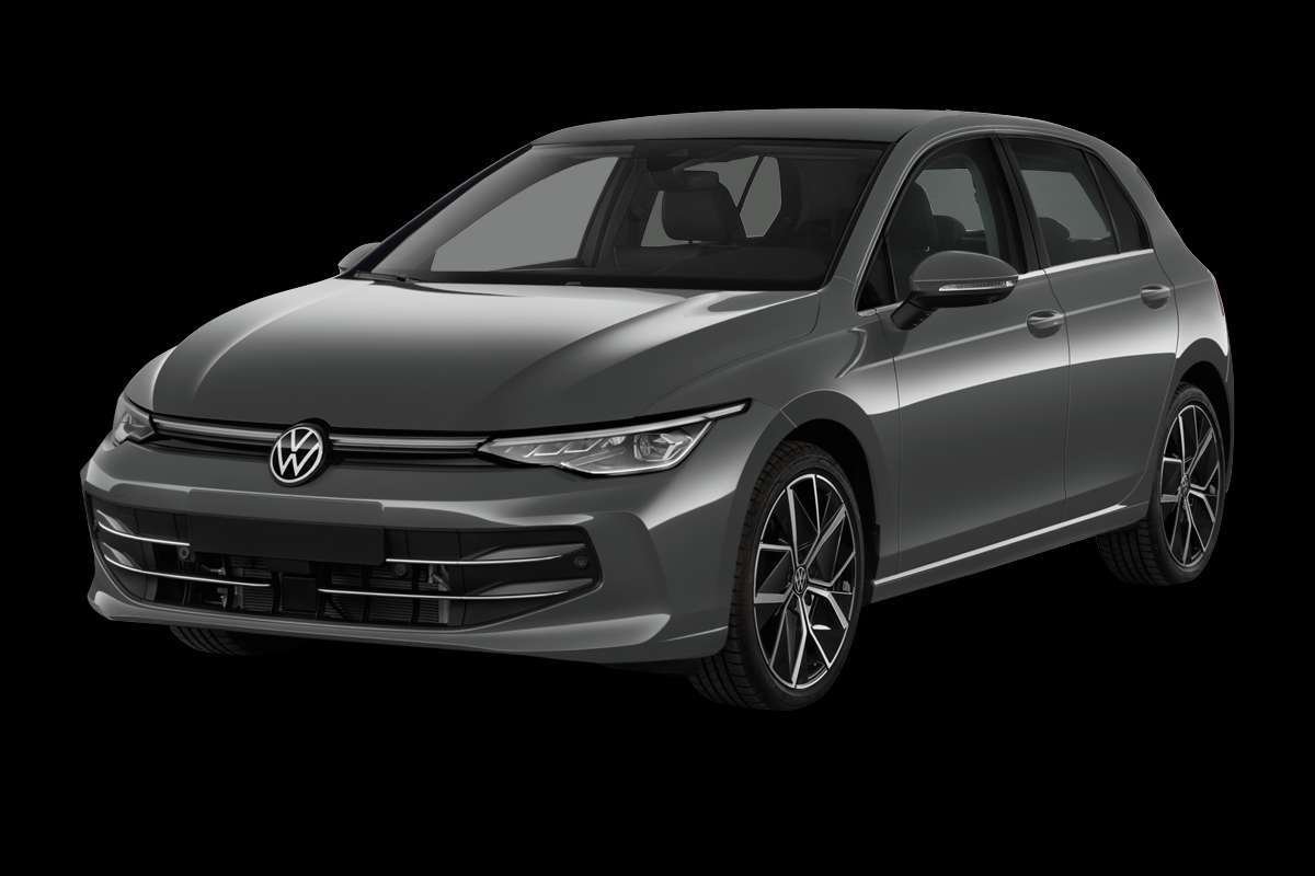 Schräge Frontansicht auf einen Volkswagen Golf, freigestellt