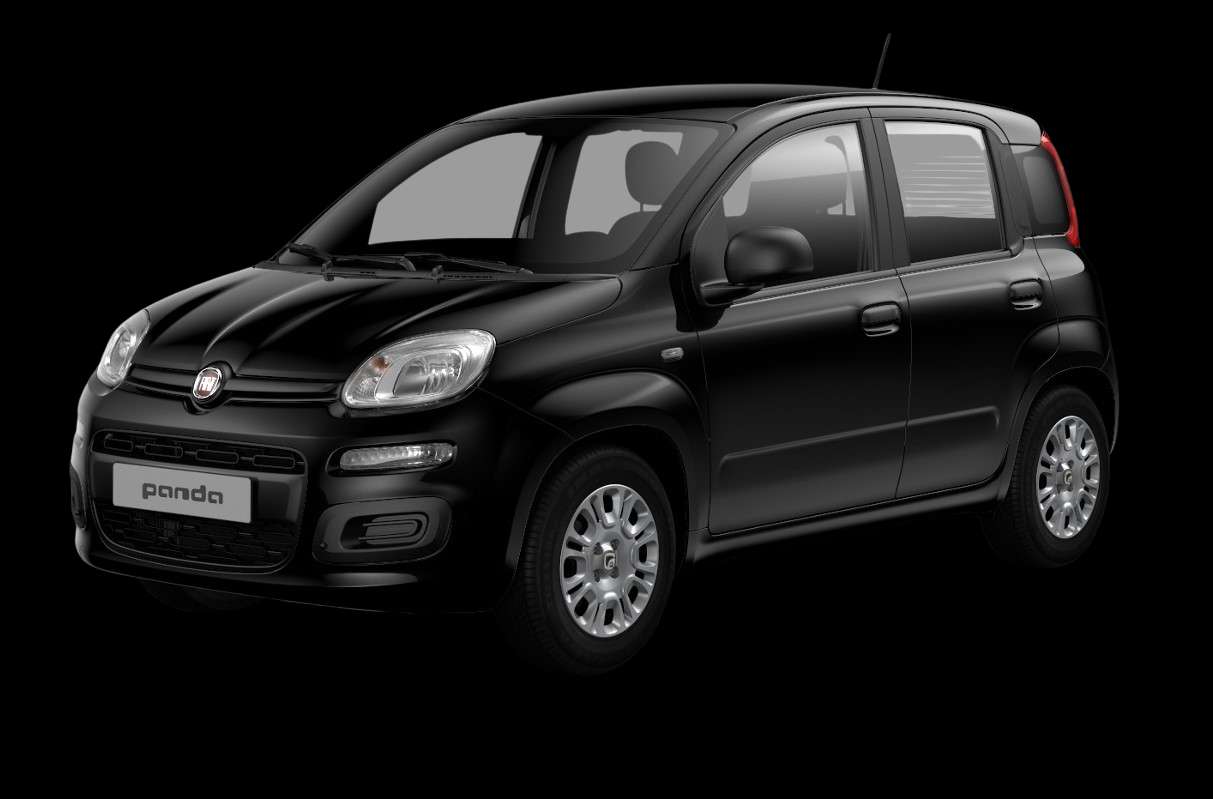 Schräge Frontansicht auf einen Fiat Pandina, freigestellt