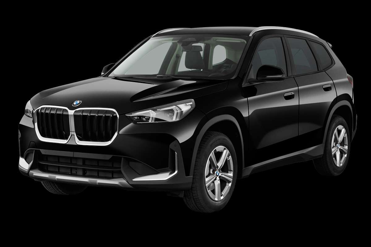 Schräge Frontansicht auf einen BMW X1, freigestellt