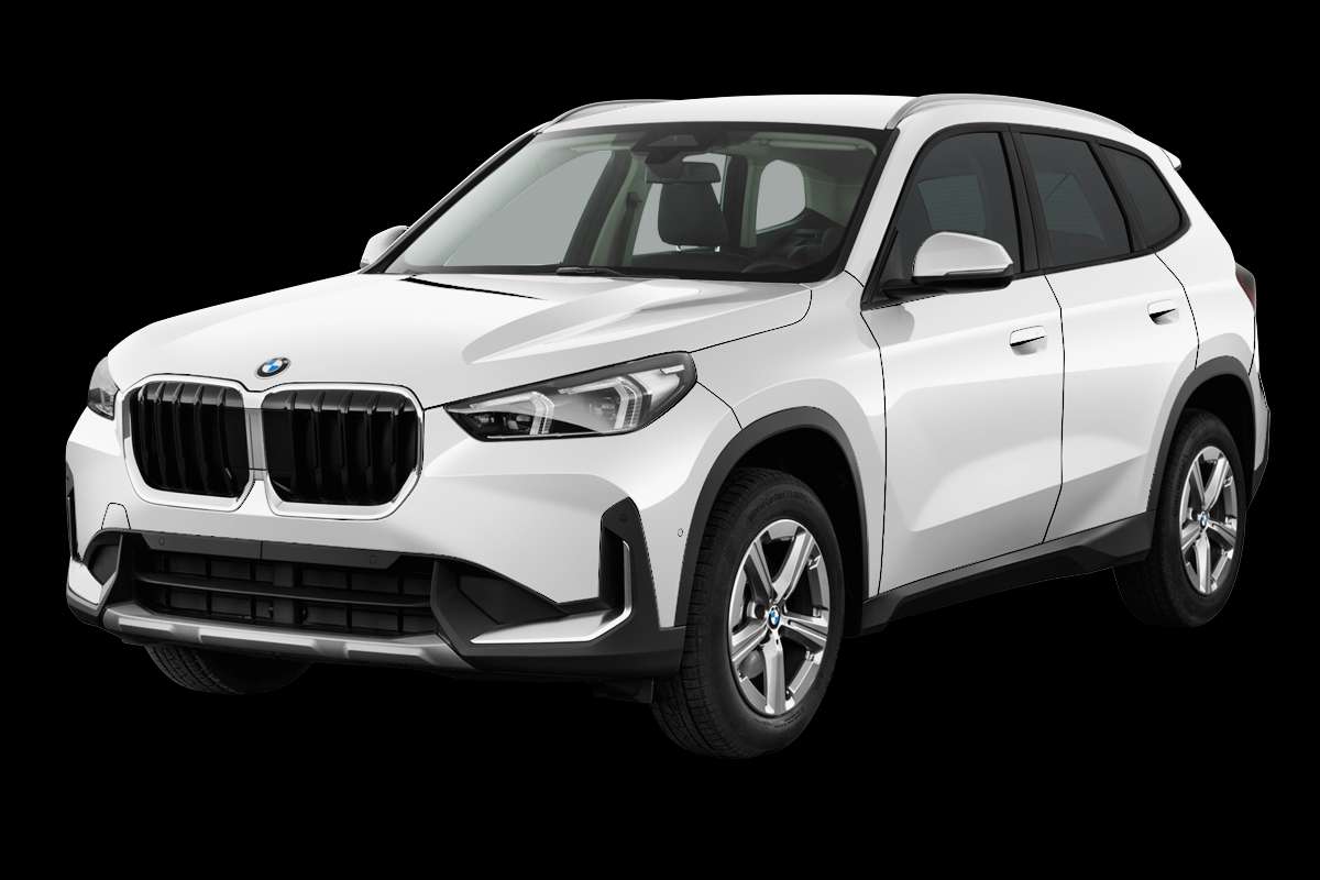 Schräge Frontansicht auf einen BMW X1, freigestellt