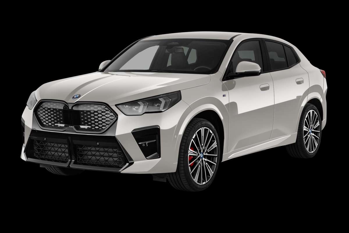 Schräge Frontansicht auf einen BMW ix2, freigestellt