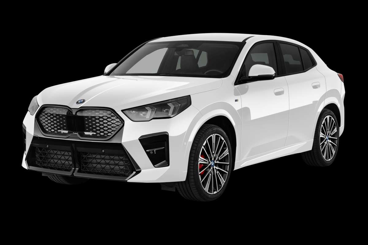 Schräge Frontansicht auf einen BMW ix2, freigestellt