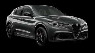 Schräge Frontansicht auf einen Alfa Romeo Stelvio Quadrifoglio, freigestellt
