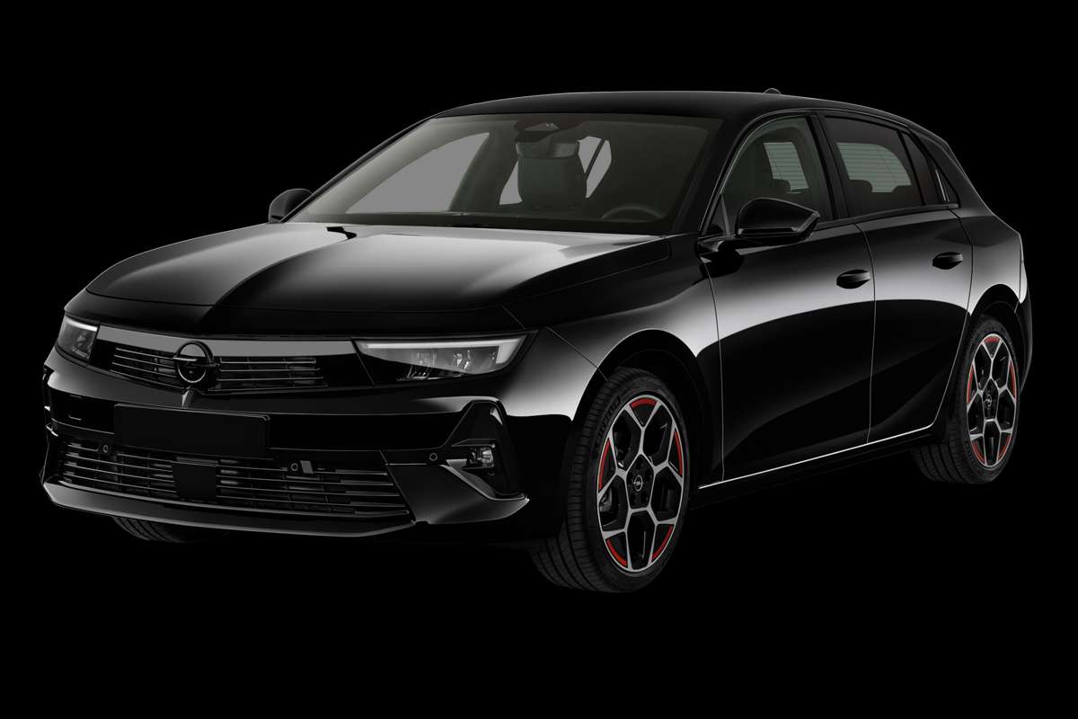 Schräge Frontansicht eines Opel Astra, freigestellt