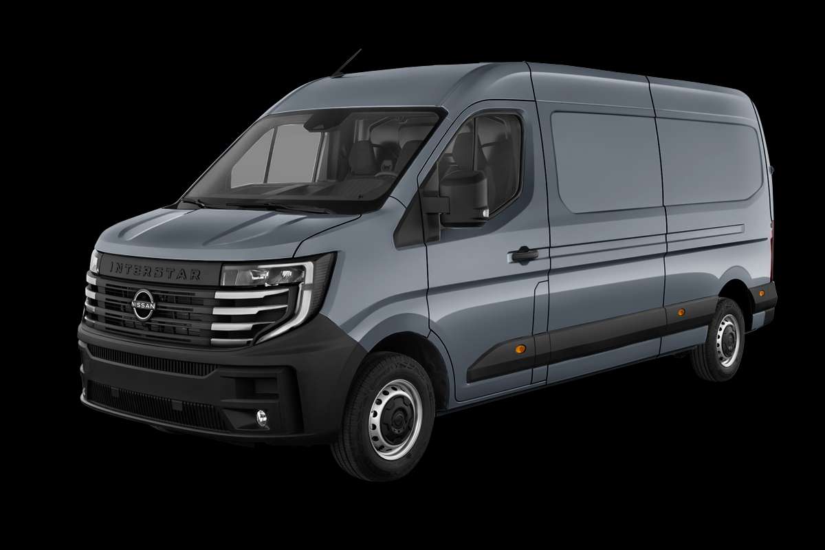 Schräge Frontansicht eines Nissan Interstar, freigestellt