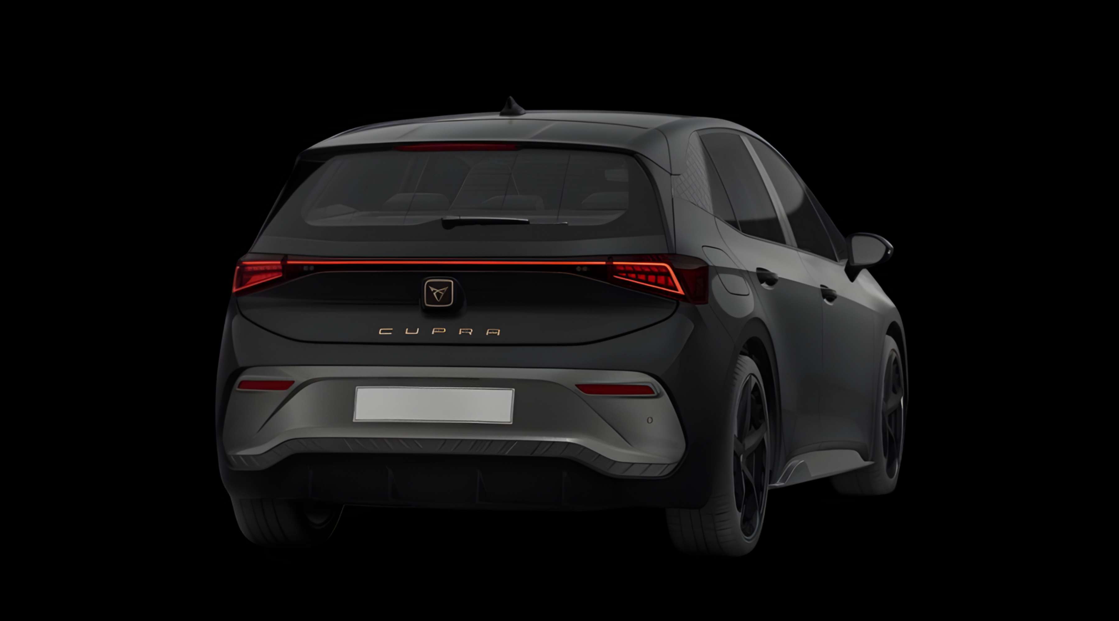 Schräge Heckansicht auf einen CUPRA Born, freigestellt