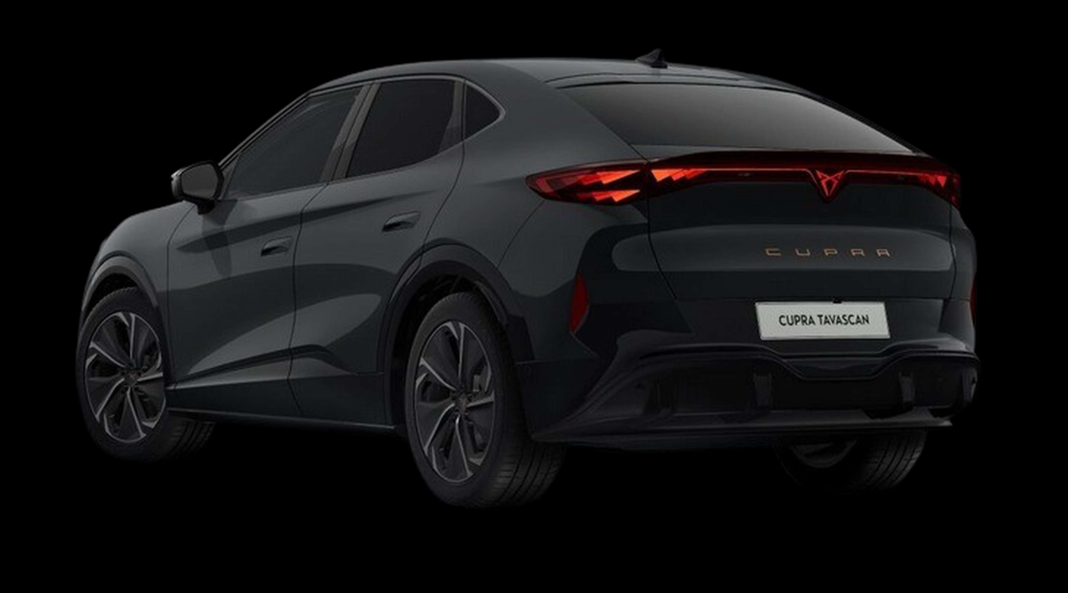 Schräge Heckansicht auf einen CUPRA Tavascan, freigestellt