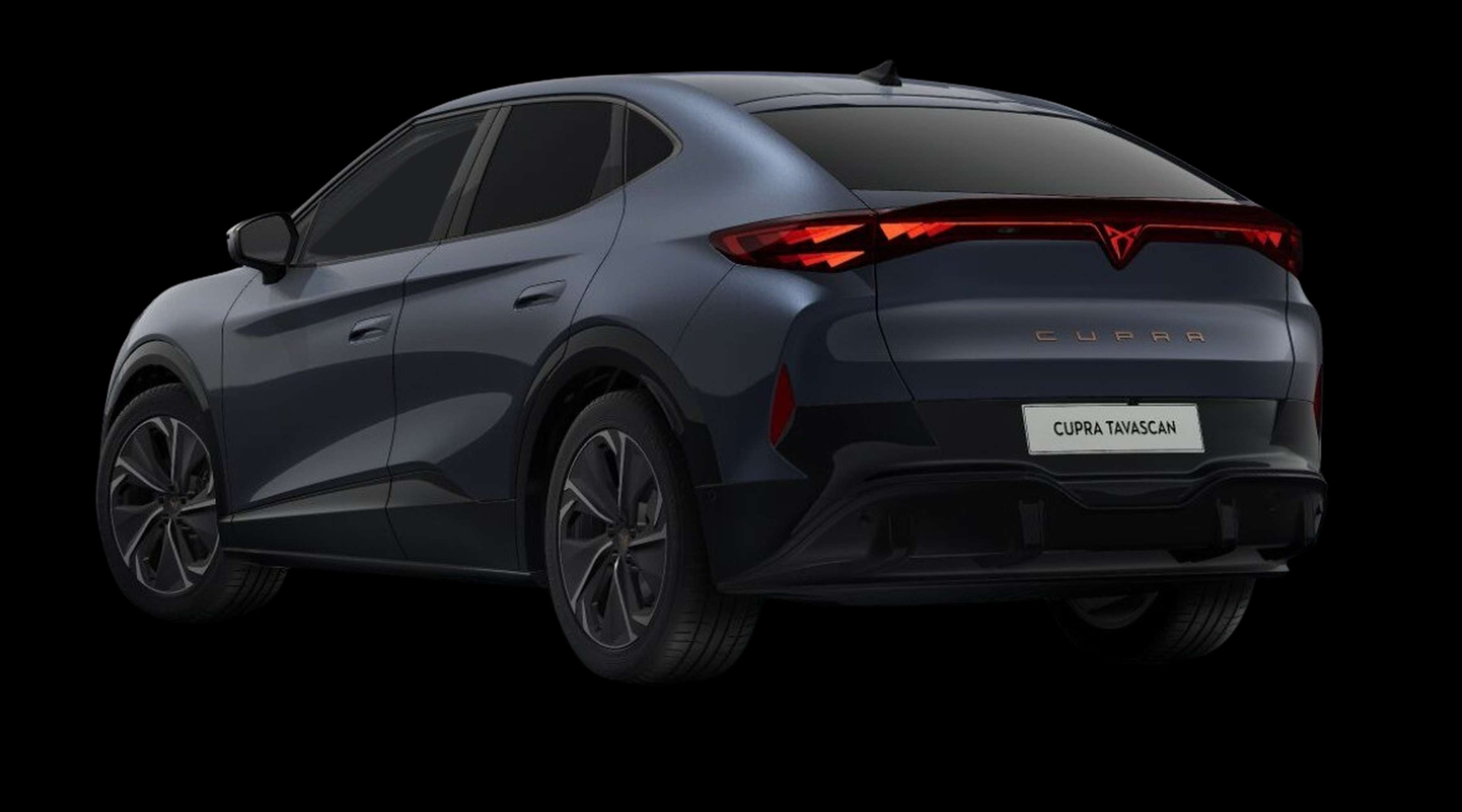 Schräge Heckansicht auf einen CUPRA Tavascan, freigestellt