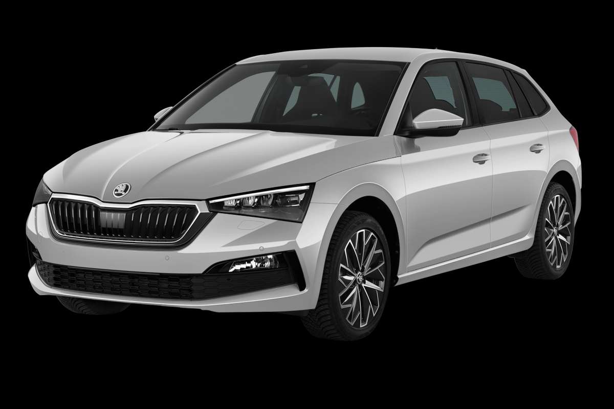 Schräge Frontansicht auf einen Skoda Scala, freigestellt