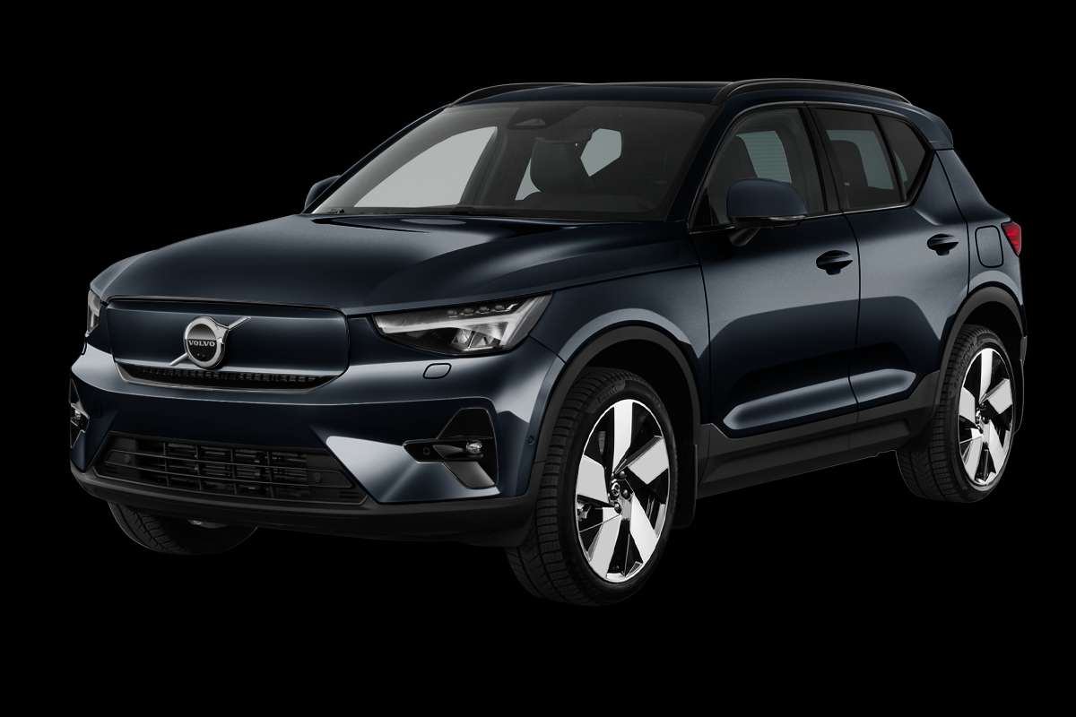 Schräge Frontansicht eines Volvo EX40, freigestellt