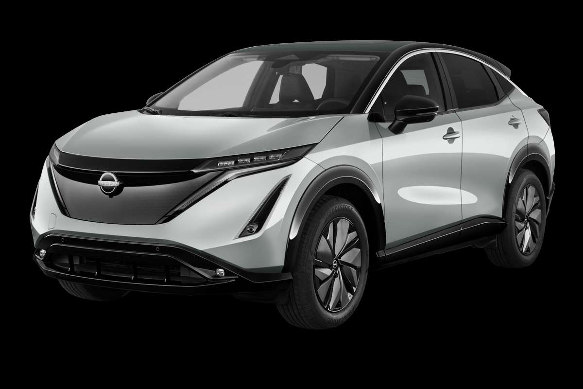 Schräge Frontansicht eines Nissan Ariya, freigestellt