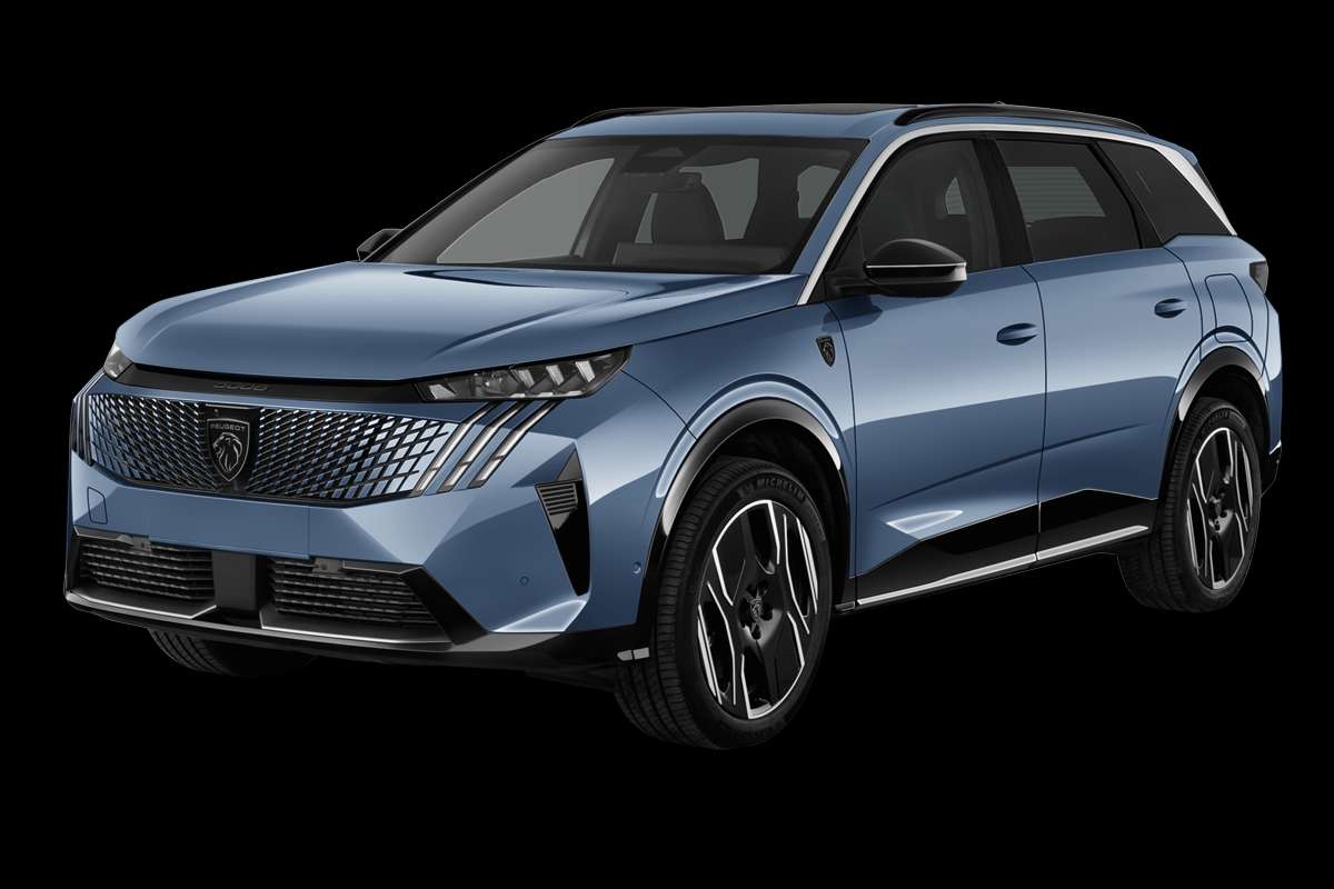 Schräge Frontansicht eines Peugeot 5008, freigestellt