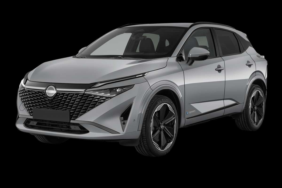 Schräge Frontansicht eines Nissan Qashqai, freigestellt