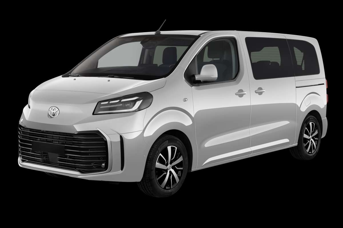 Schräge Frontansicht eines Toyota Proace Verso, freigestellt