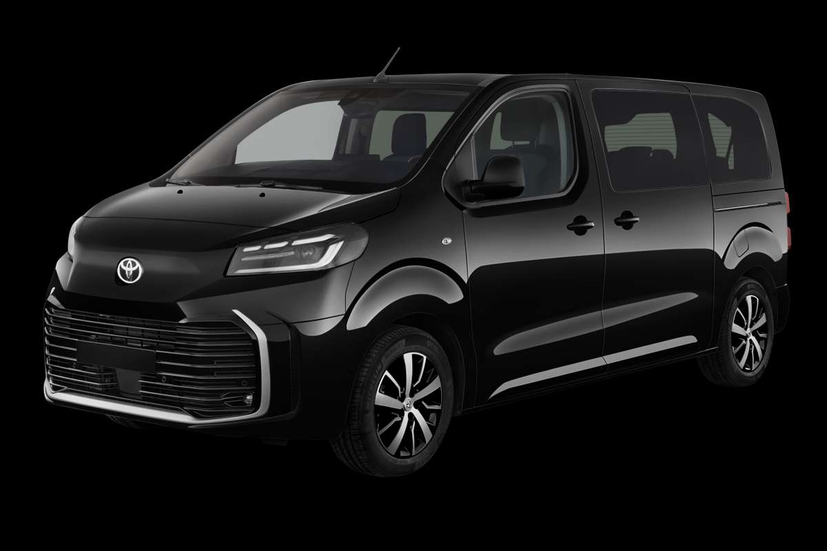 Schräge Frontansicht eines Toyota Proace Verso, freigestellt