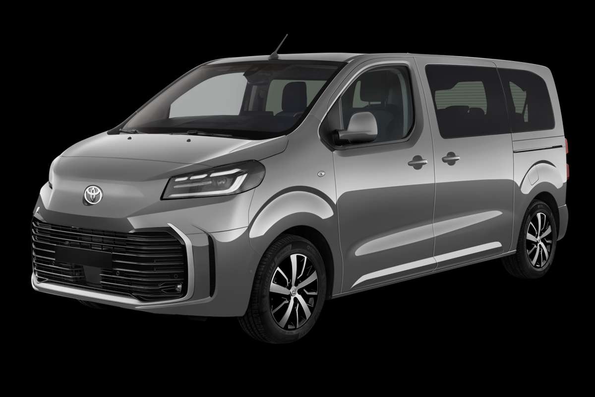 Schräge Frontansicht eines Toyota Proace Verso, freigestellt