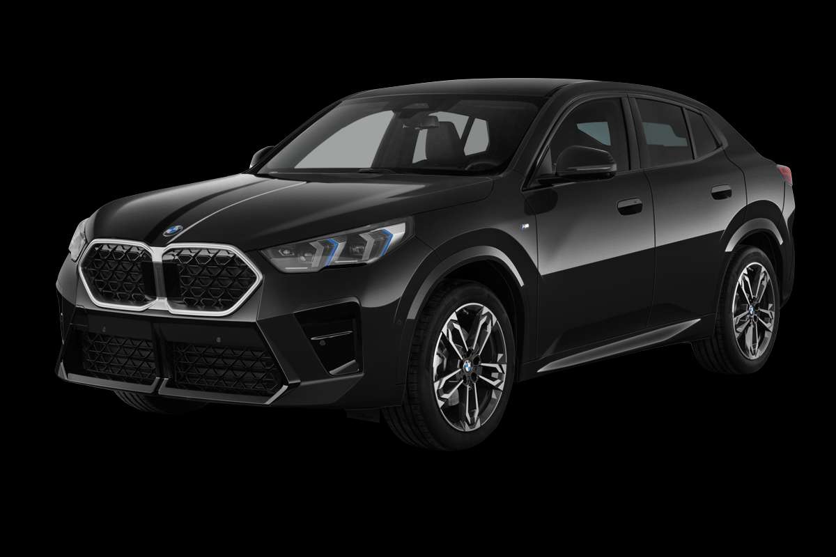 Schräge Frontansicht eines BMW X2, freigestellt