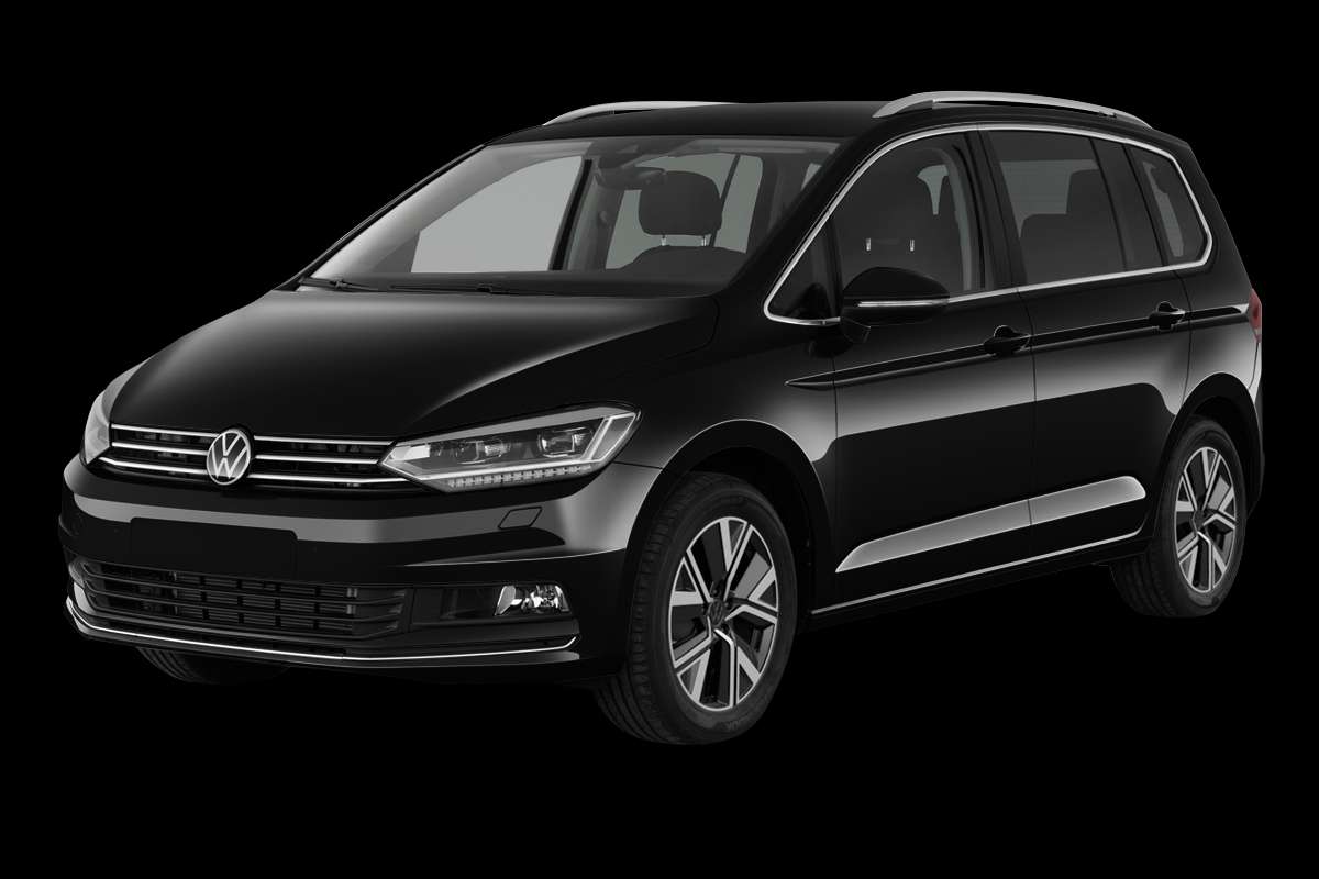 Schräge Frontansicht eines Volkswagen Touran, freigestellt