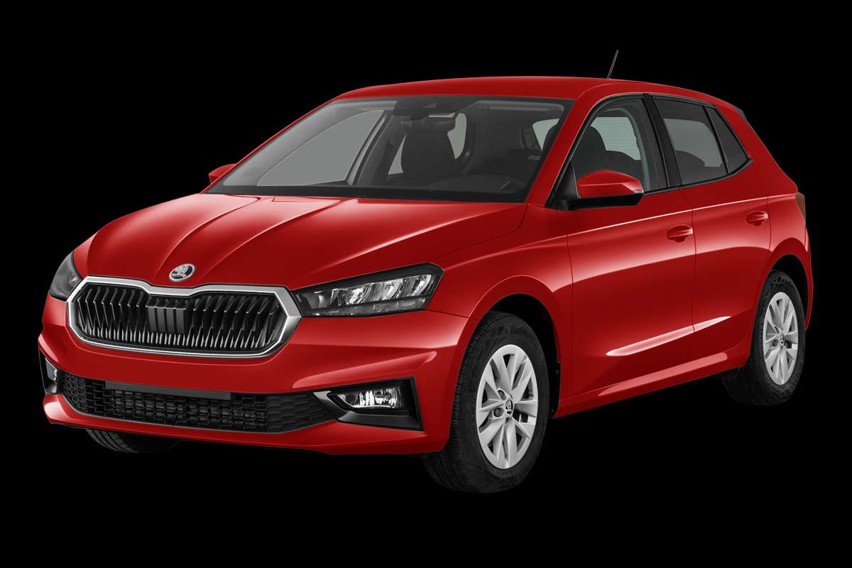 Schräge Frontansicht eines Skoda Fabia, freigestellt