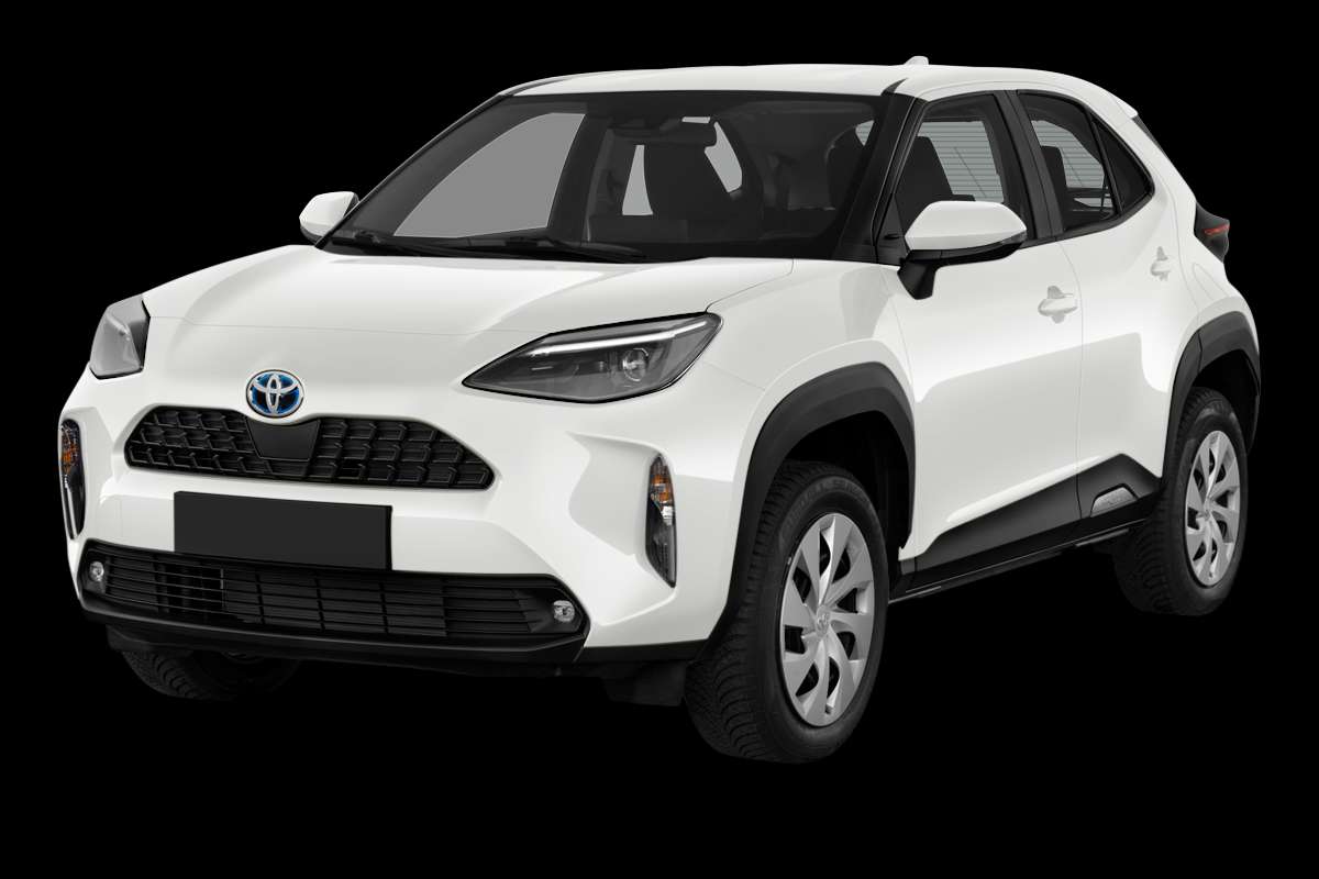 Schräge Frontansicht eines Toyota Yaris Cross, freigestellt