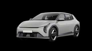 Schräge Frontansicht auf einen Kia EV4 Air, freigestellt