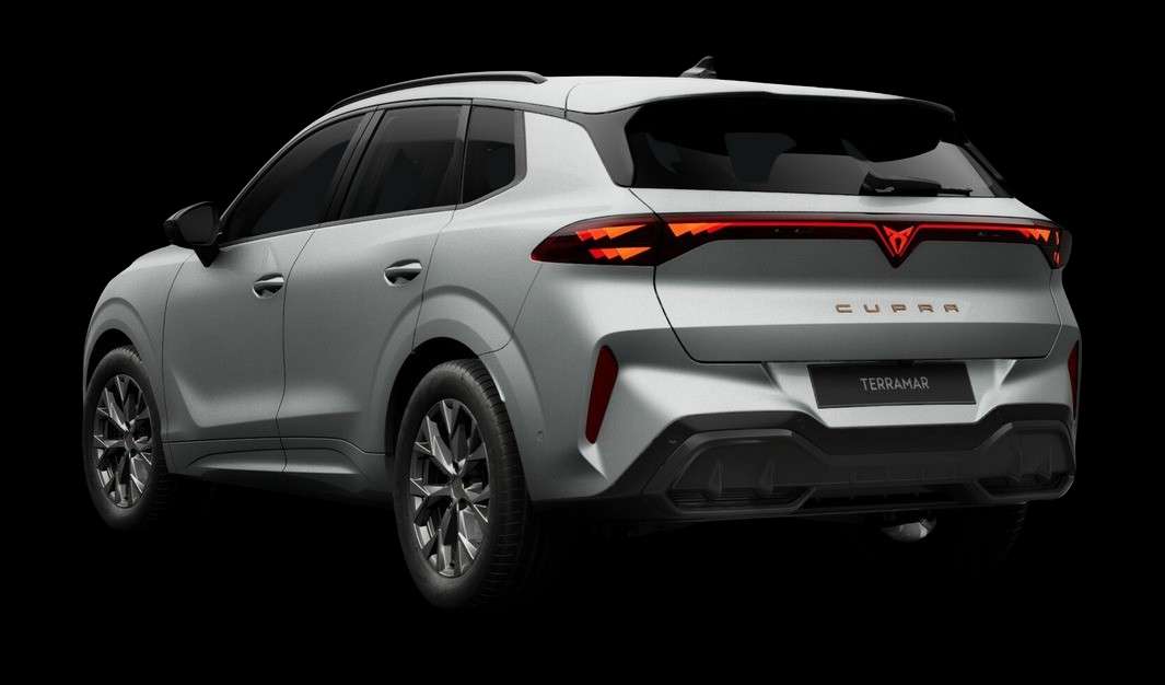 Schräge Heckansicht eines CUPRA Terramar, freigestellt