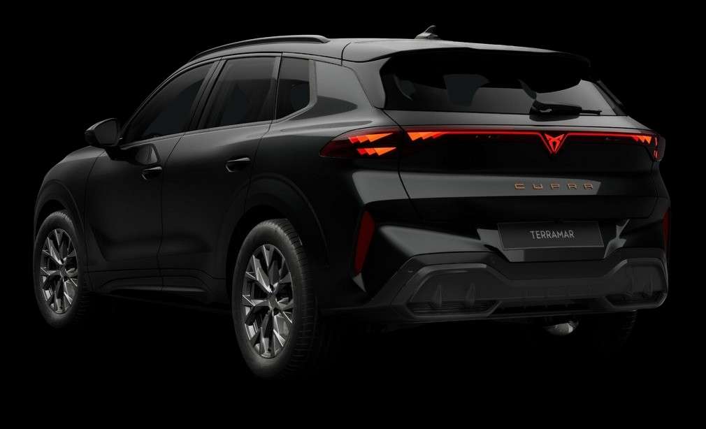Schräge Heckansicht eines CUPRA Terramar, freigestellt
