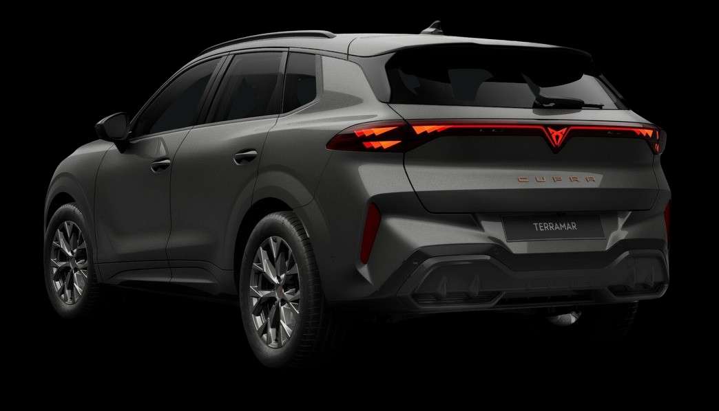 Schräge Heckansicht eines CUPRA Terramar, freigestellt