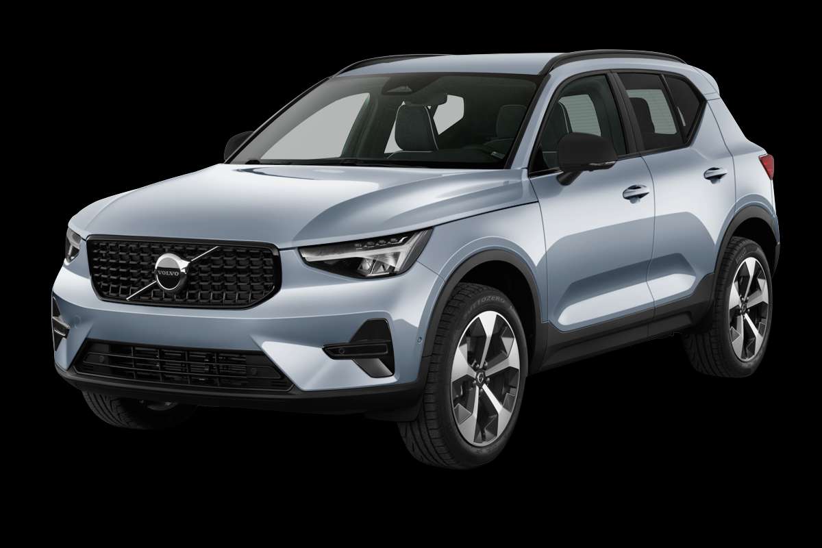 Schräge Frontansicht eines Volvo XC40, freigestellt