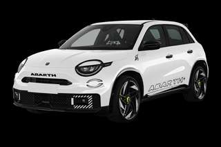 Schräge Frontansicht auf einen Abarth 600e Turismo, freigestellt