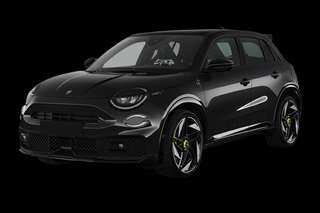 Schräge Frontansicht auf einen Abarth 600e Turismo, freigestellt