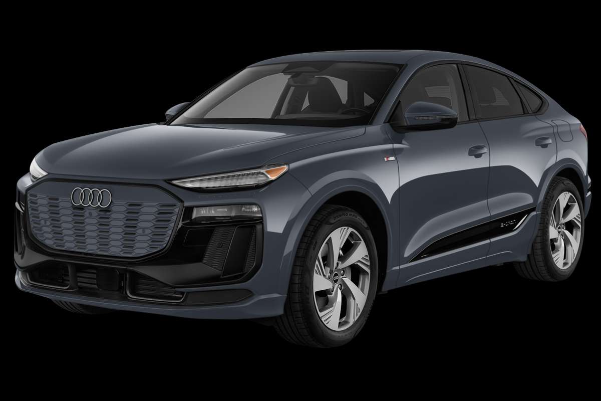 Schräge Frontansicht eines Audi Q6 Sportback e-tron, freigestellt