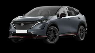 Schräge Frontansicht auf einen Nissan Ariya Nismo, freigestellt