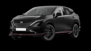 Schräge Frontansicht auf einen Nissan Ariya Nismo, freigestellt