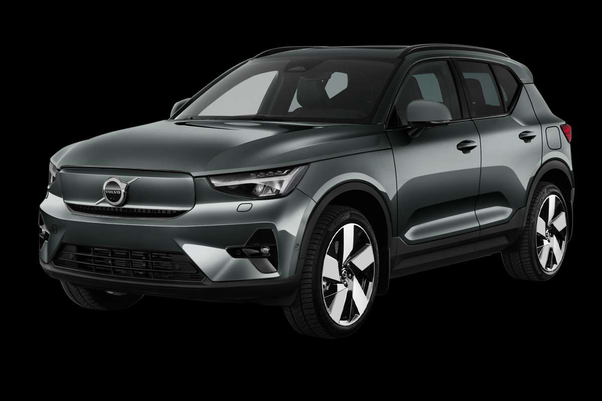 Schräge Frontansicht eines Volvo EX40, freigestellt