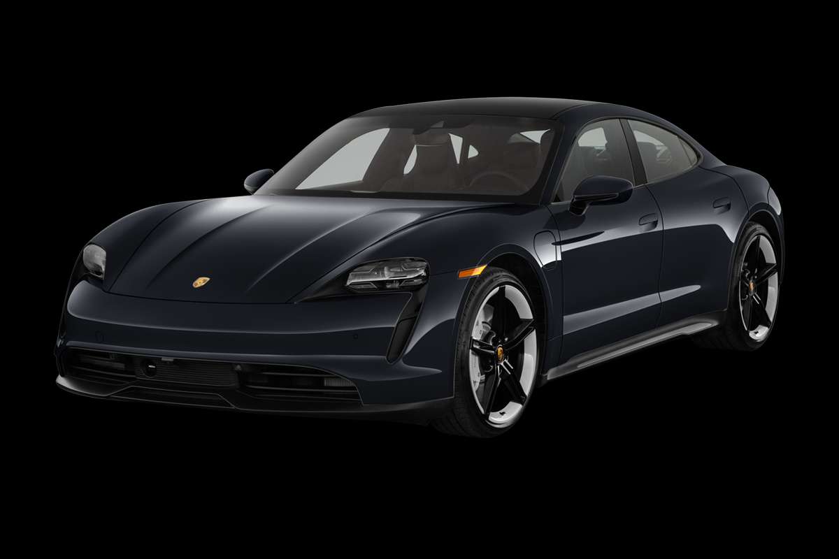 Schräge Frontansicht eines Porsche Taycan, freigestellt