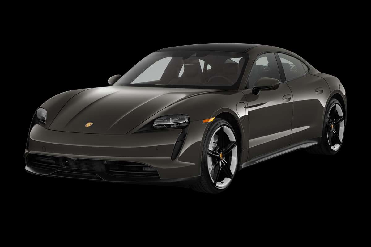 Schräge Frontansicht eines Porsche Taycan, freigestellt